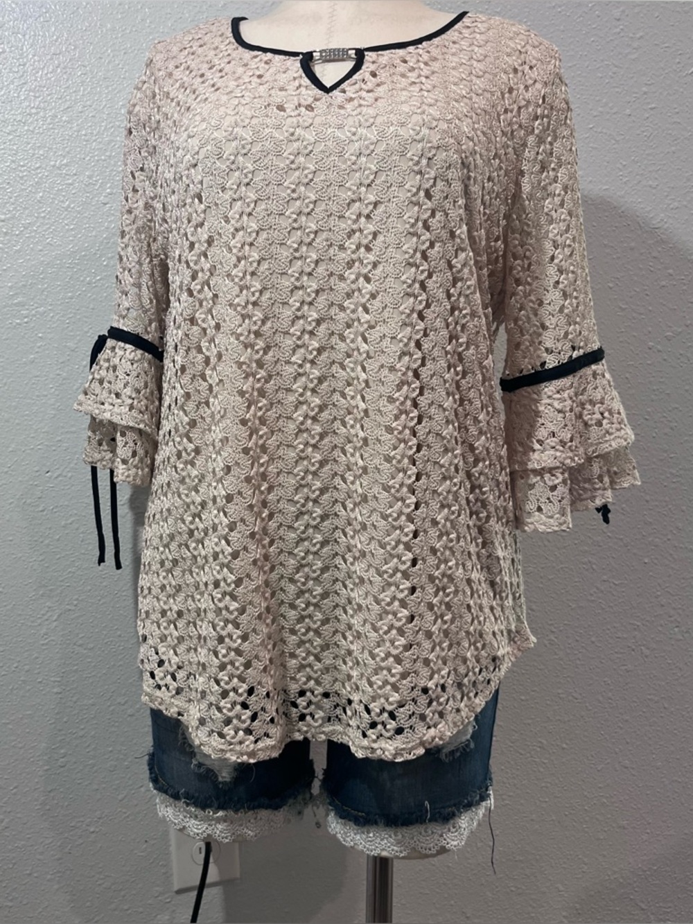 Olivia Blu Sz L Ivory Cream Lace Top Black Velvet Trim Rhinestone Keyhole 3/4
